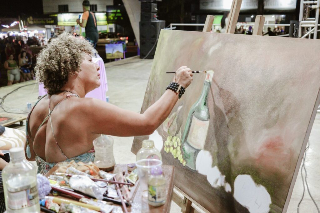 Artista cria obra durante programação na Praça Criativa Central