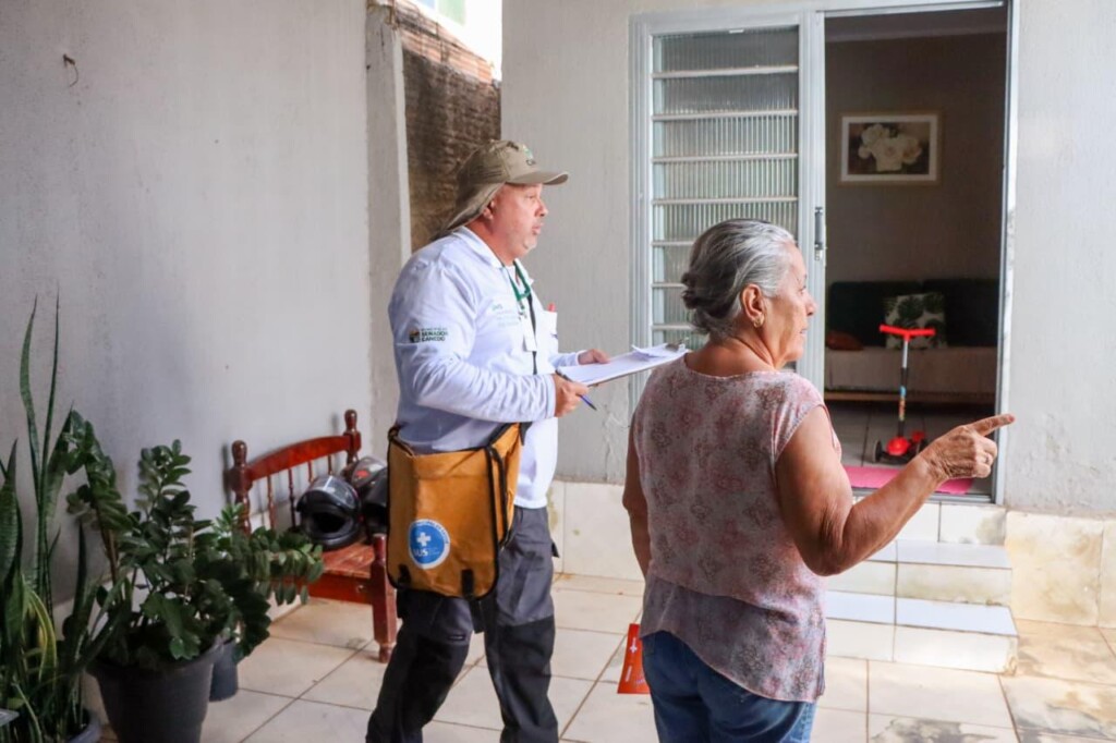 Agente de saúde orienta moradora durante ação de combate à dengue no Conjunto Morada do Morro.