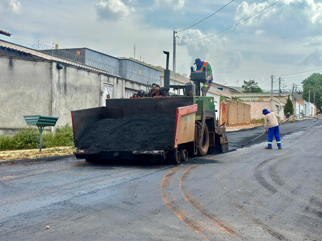 Maquinário responsável pela aplicação de massa ao solo