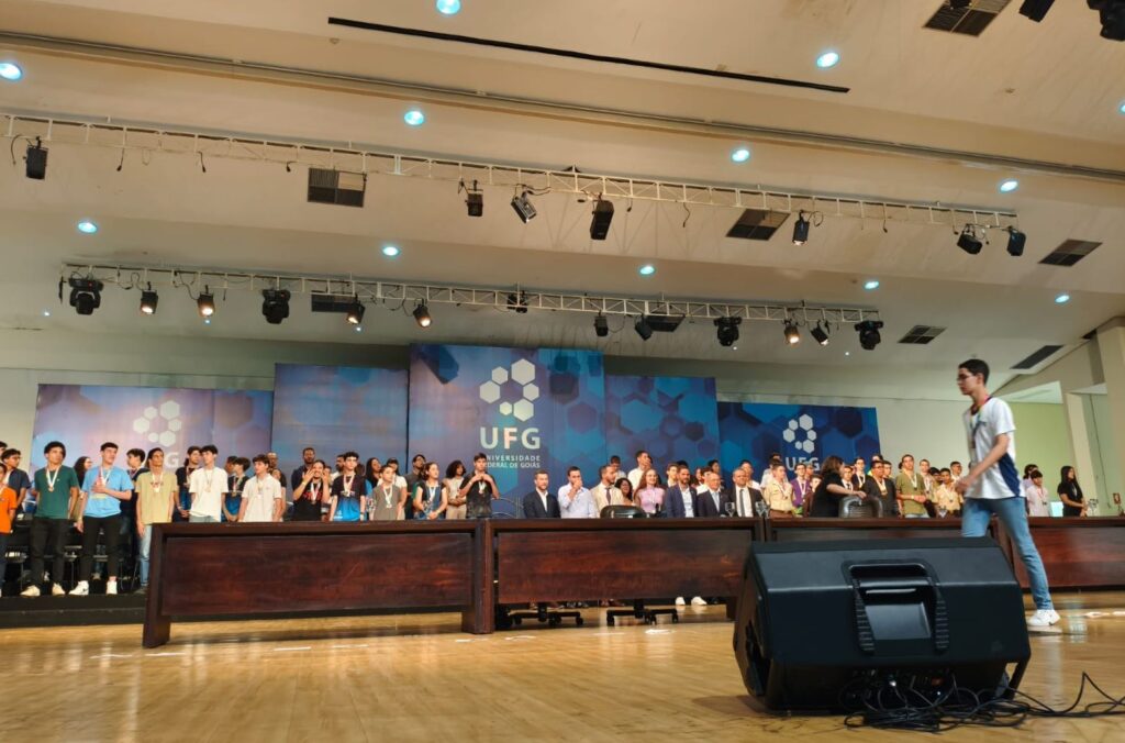 Estudantes premiados da OBMEP durante a cerimônia de entrega de medalhas realizada na UFG