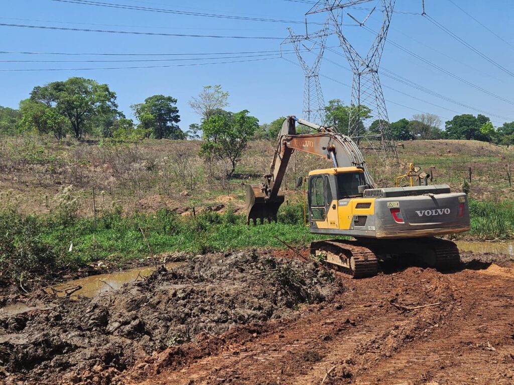 Obra de desassoreamento na ponte da Rua Jorge Amador