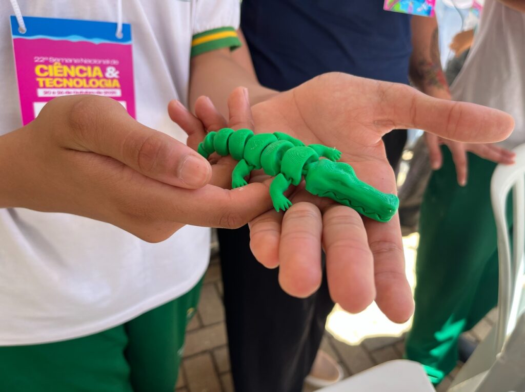 Aluno mostra uma das criações feitas da impressora 3D, mostrando a potencialidade da máquina