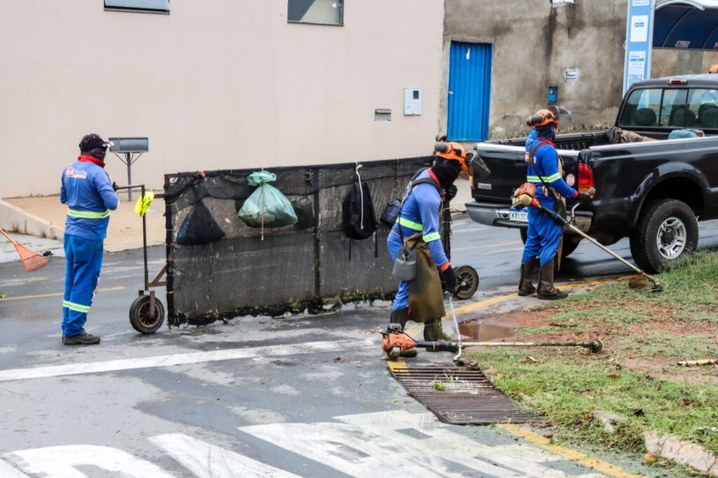 Roçagem e varrição realizadas no bairro da Vila Galvão